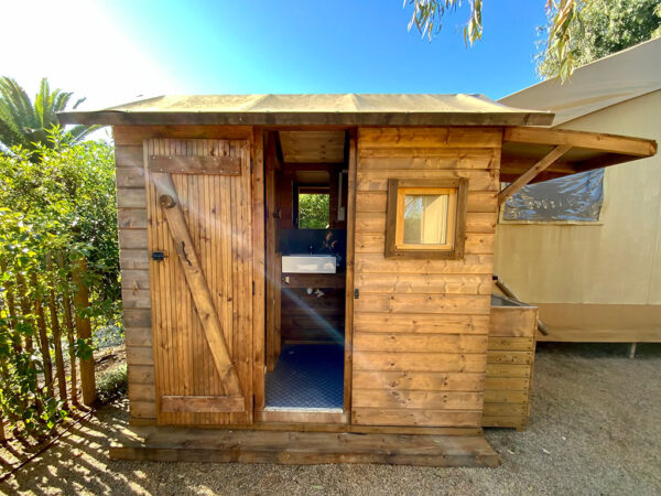 Camping Les Embruns Luxe Sanitary Cabin